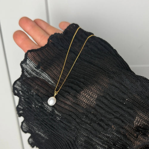 Timeless elegance in 18K gold and sterling silver. A natural freshwater pearl pendant necklace — minimalist, refined, and perfect for everyday luxury.