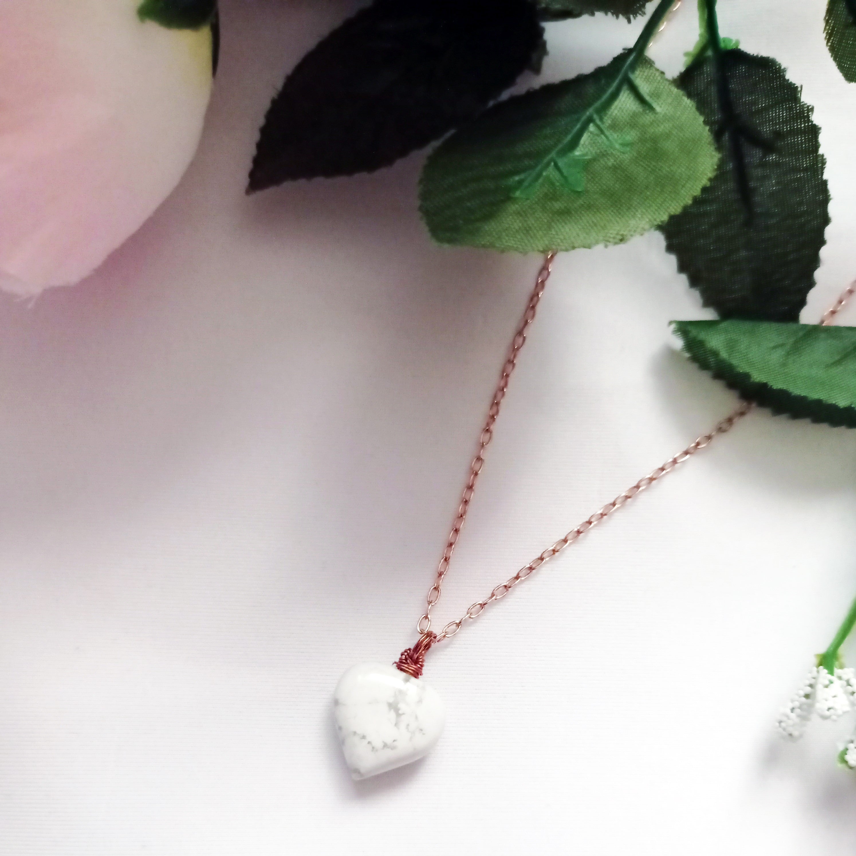 amá amá, White howlite Rose Gold necklace